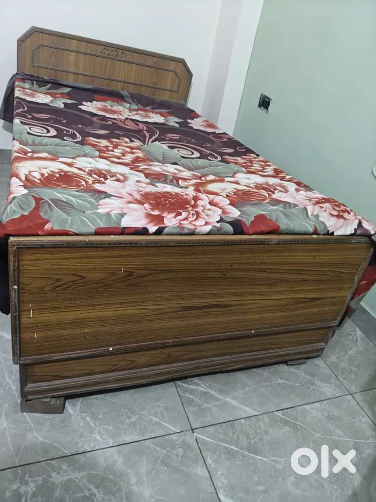 Sheesham Bed and 4 seater Dining table for sale