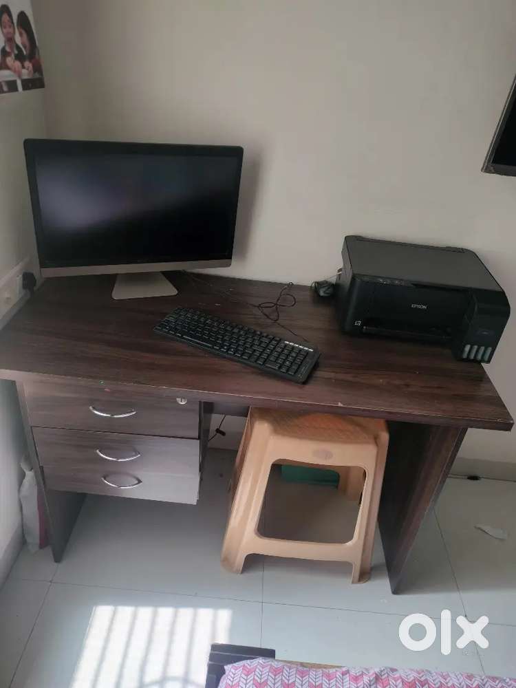 Computer table