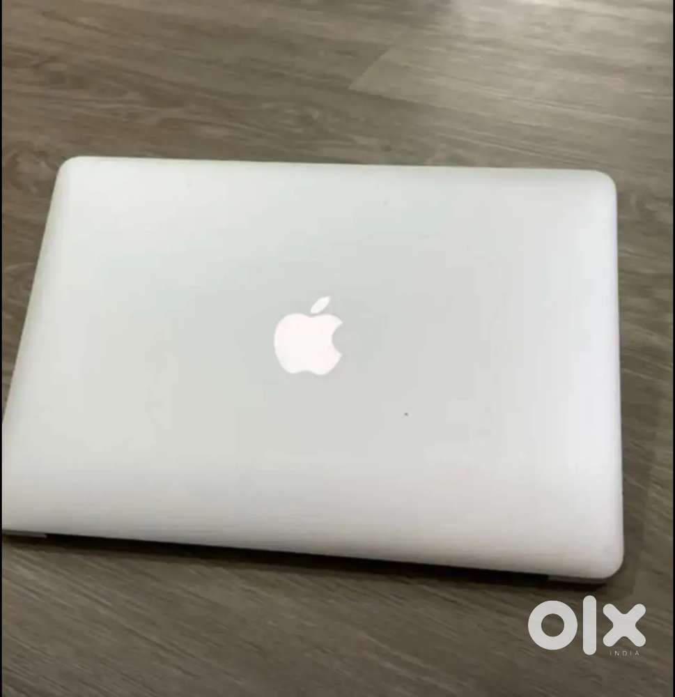 Apple macbook a1466 i5 4gb ram 256 ssd