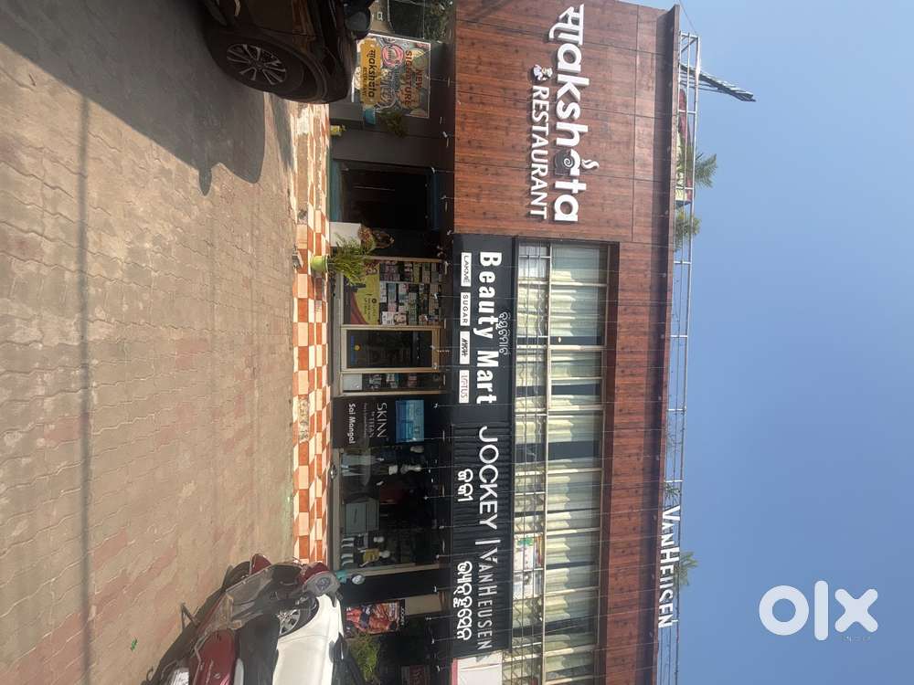 Manager / sales executive / waiter /beauty advisor