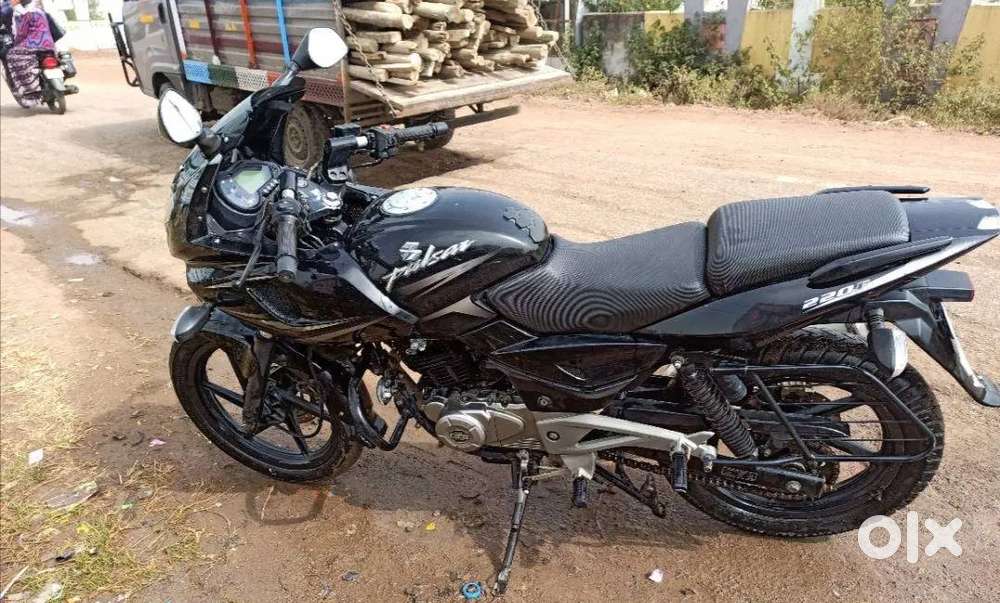 Well-maintained Pulsar 220 for sale powerful performance, smooth ride!