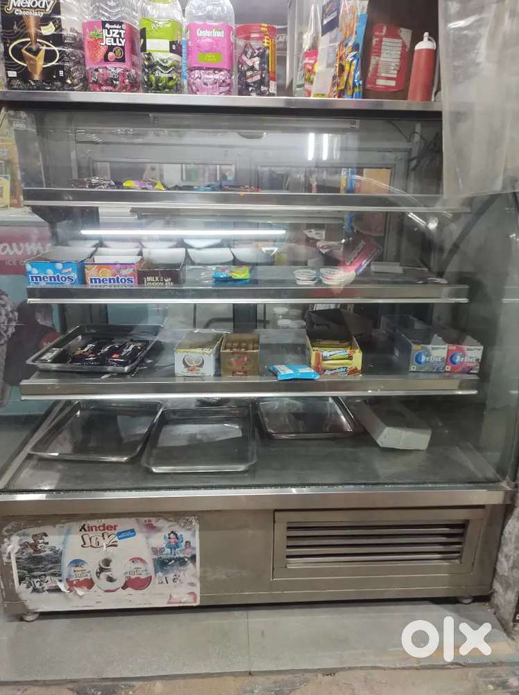 Bakery display counter