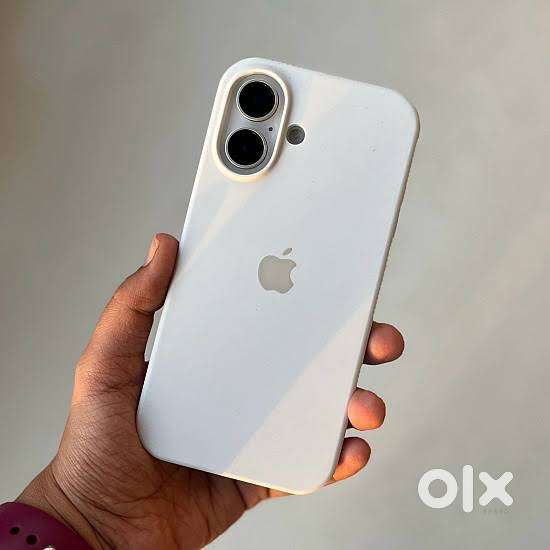 16 plus 11 months 128 white in mint with 100% battery