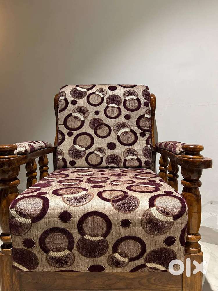 Upgrade your living space with a beautiful & spacious 10-seater Sofa