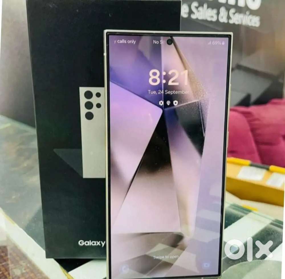 Samsung's galaxy S24 ultr with all accessories