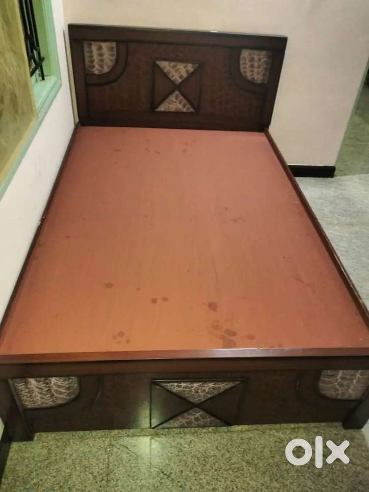 Cot size 4×6 size without box 4250 with box 6500