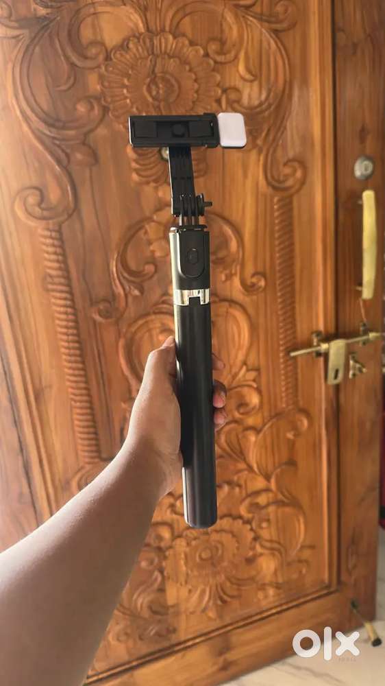 Compact Adjustable Tripod with Bluetooth Remote – ₹450