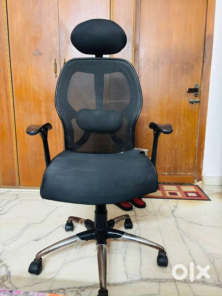 Office Chair With Arm Rest, Head Rest & Rolling Wheels