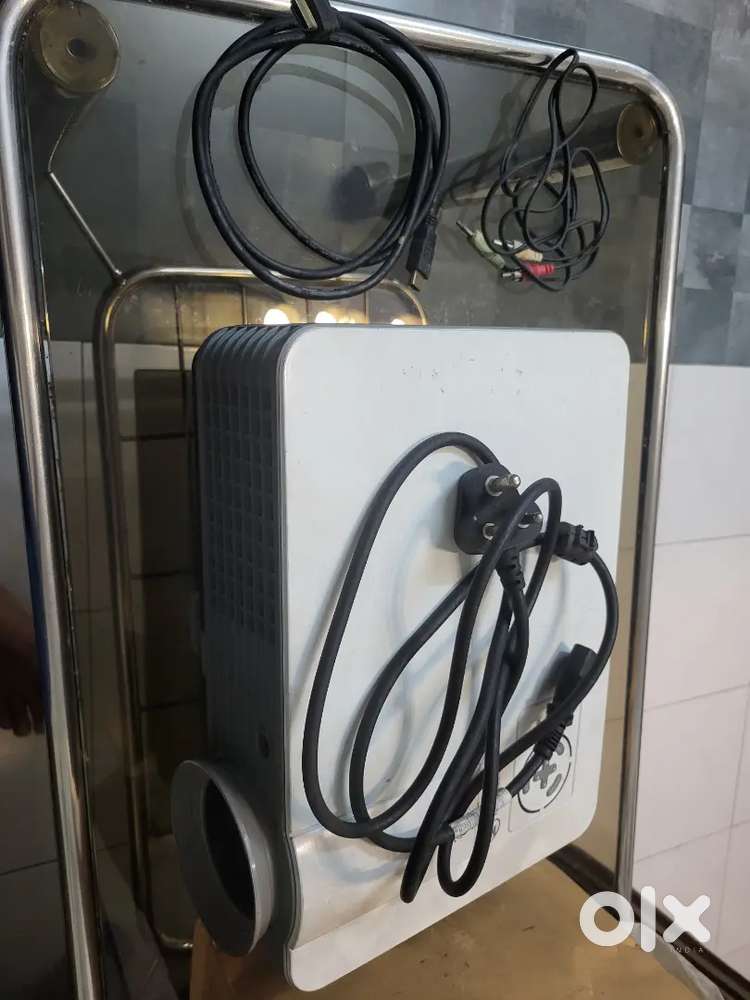 Projector with screen hardly used