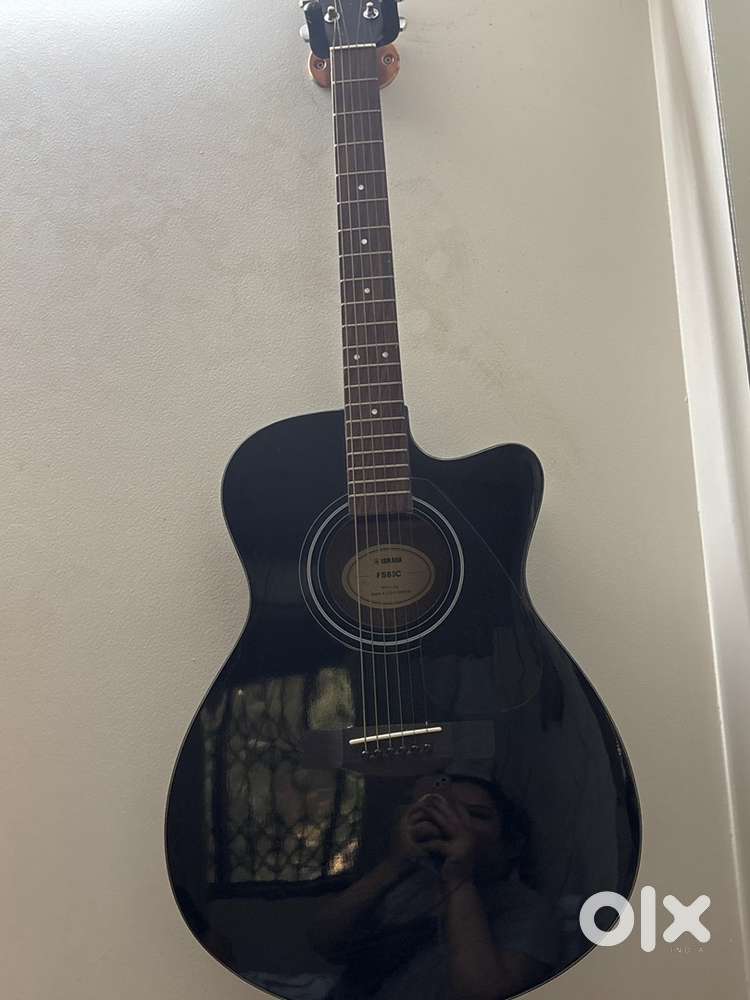 Yamaha accoustic guitar in gorgeous black