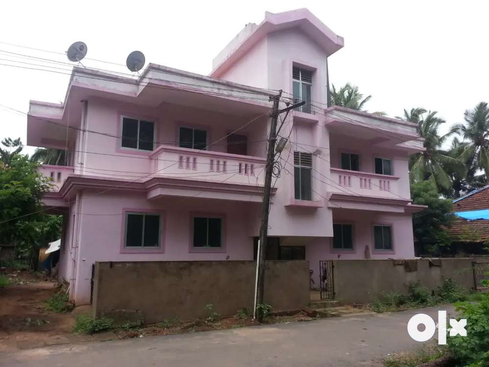 Building with 4 independent flats for sale