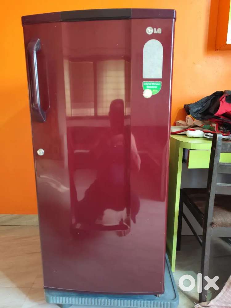 Good condition 195 litters LG refrigerator 11 year old
