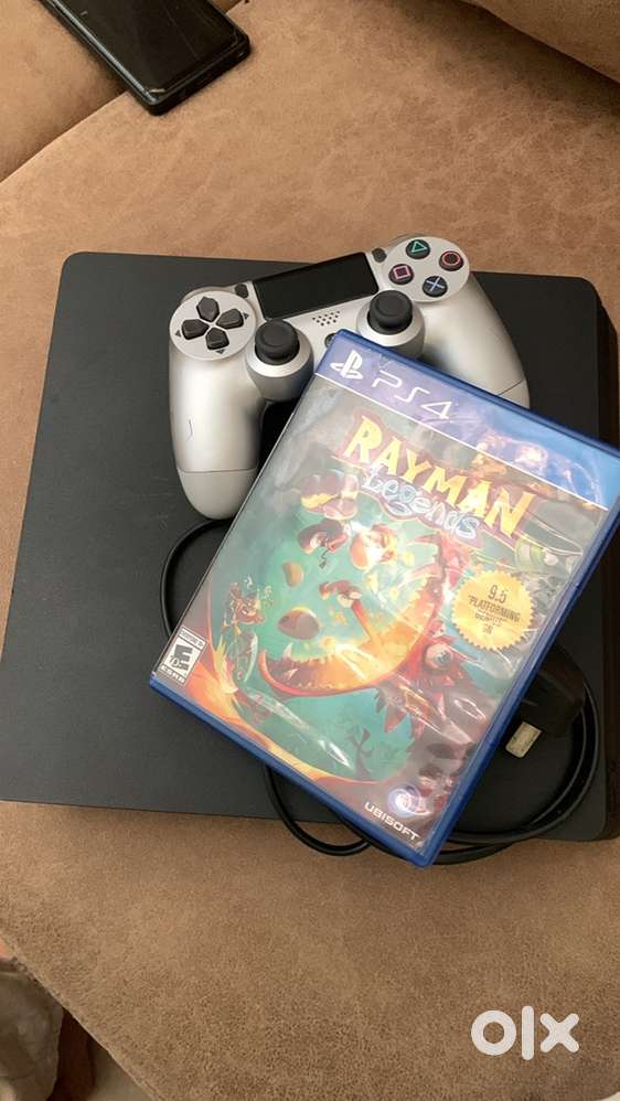 Ps4 1tb with 2 joystick