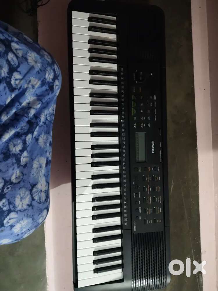 Music  keyboard with keyboard stand,bag all so.