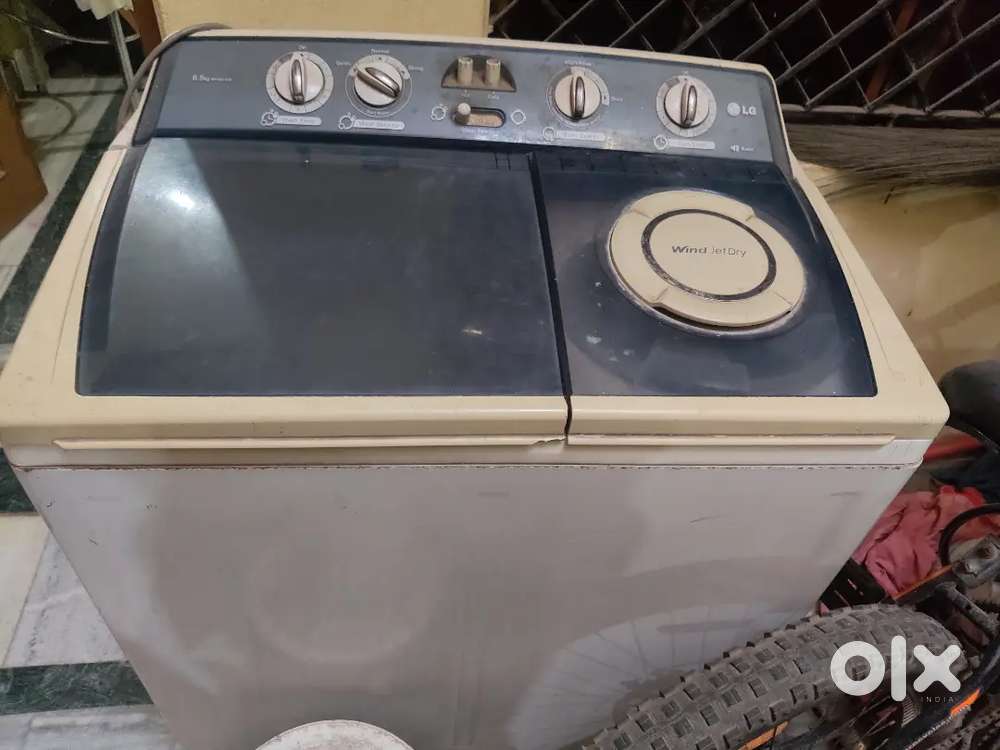 LG SEMI AUTOMATIC WASHING MACHINE
