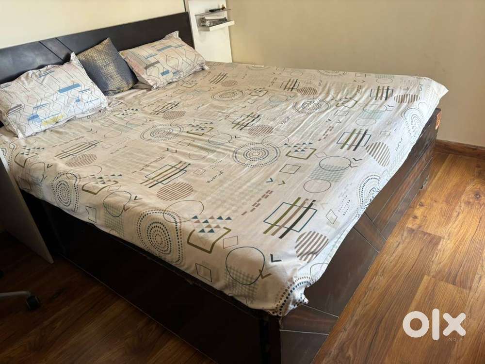 SELLING BED AND SOFA SET