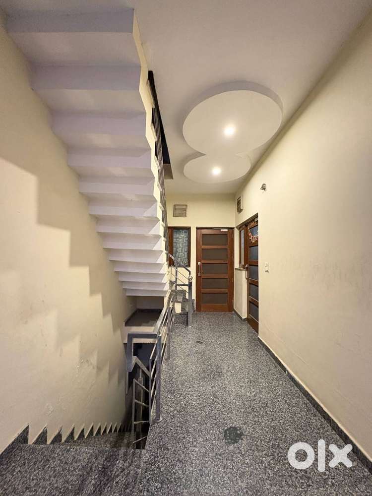 2 BHK FLOOR FOR FAMILY / BACHELORS