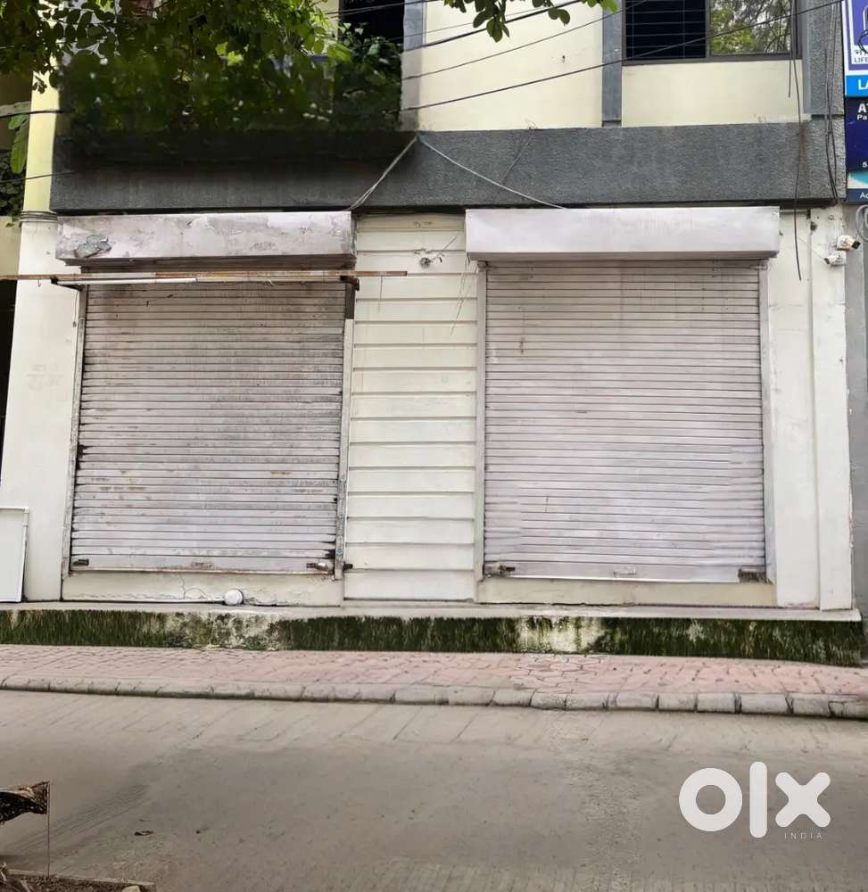 25*10 shop hai main road pe