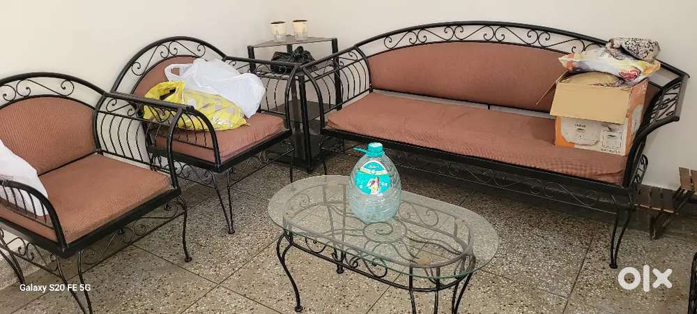 Wrought iron sofa  3 +1+1 +2 puffies+1 centre table