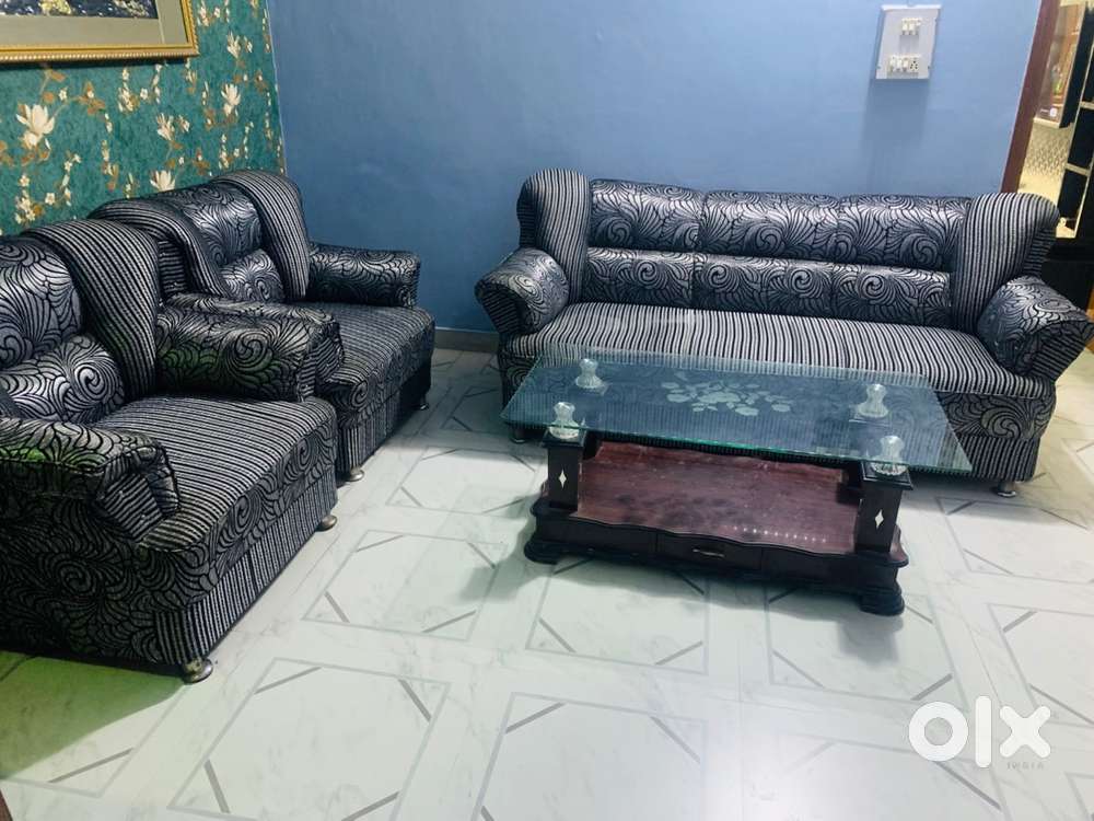 5 SEATER SOFA SET (3+2) AND CENTER TABLE