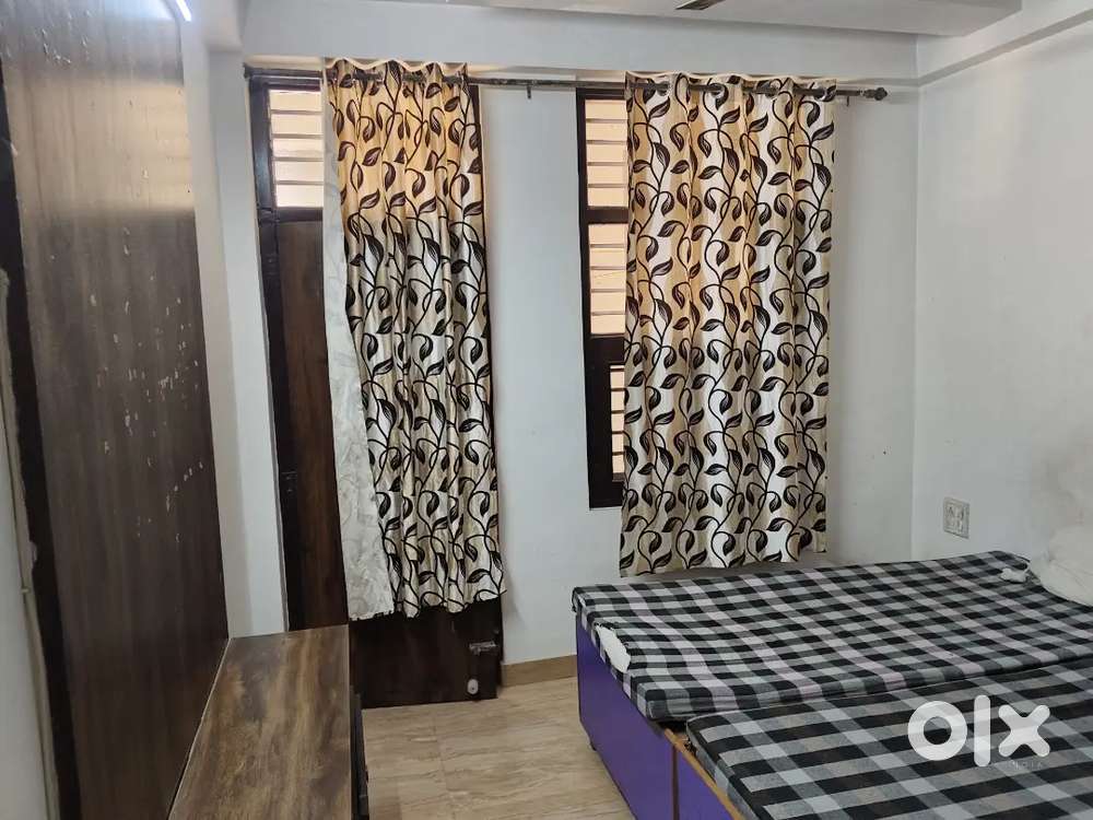 Sb ko de skte h , ek room Khali h,,