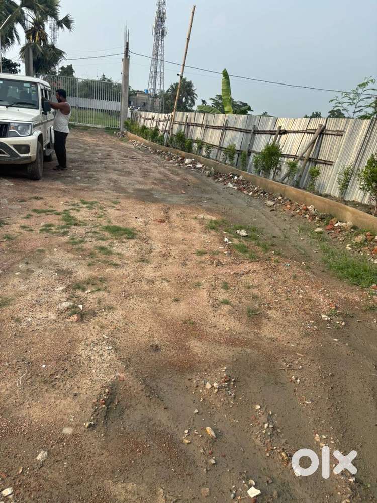 Easy access to Thakurpukur and Joka Metro with regular bus auto and to