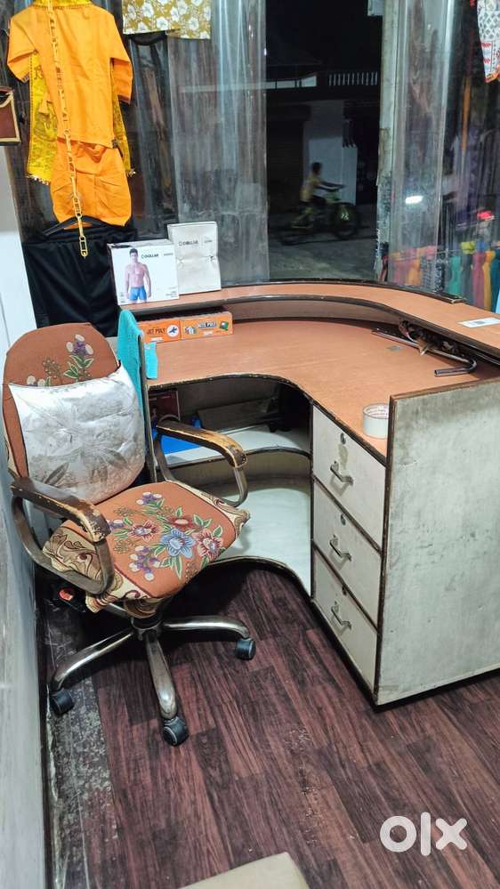 Counters2 ,clothes rack1 , sitting table 2,one chair
