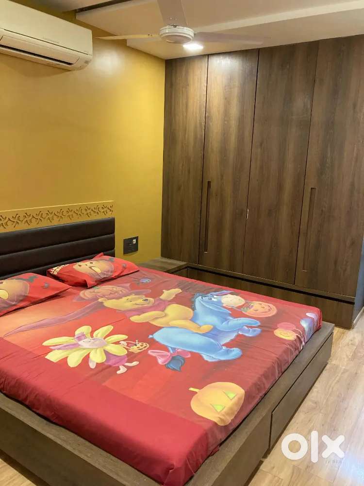 Beautiful 3 bhk full furnished flat in Cream Area near Atmiya College