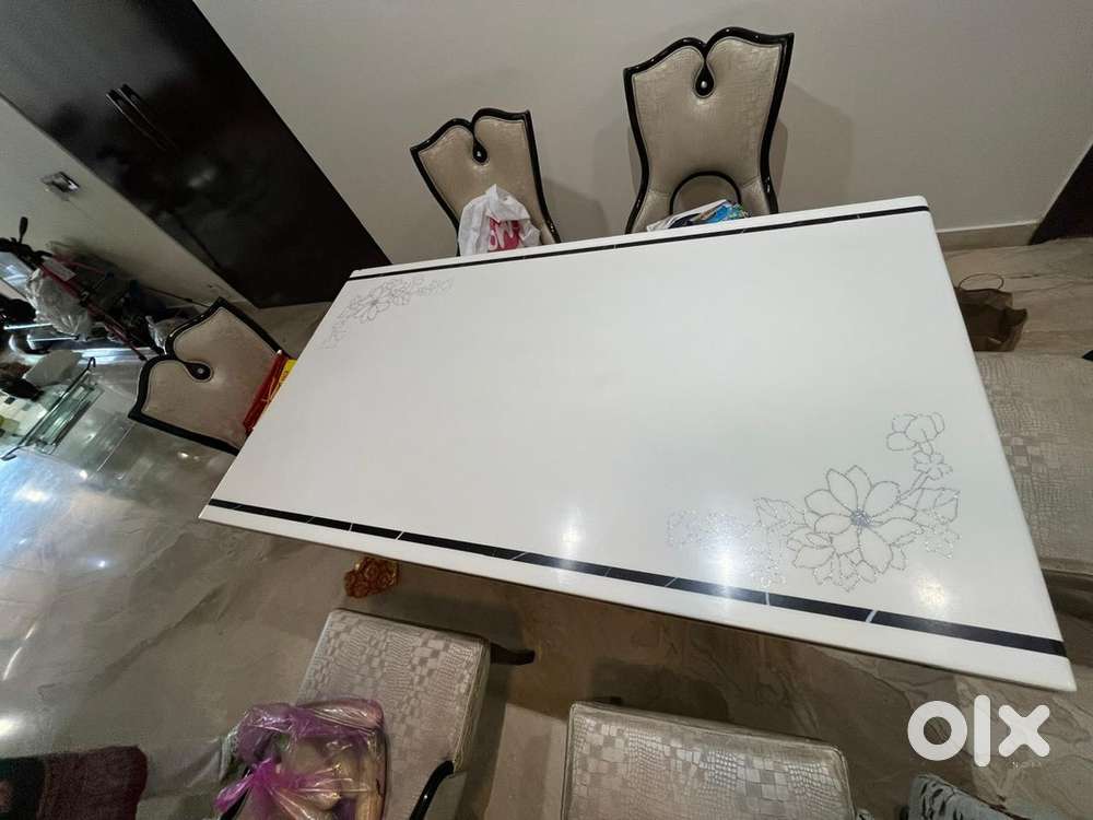 6 Seater Dining Table with Marble Top