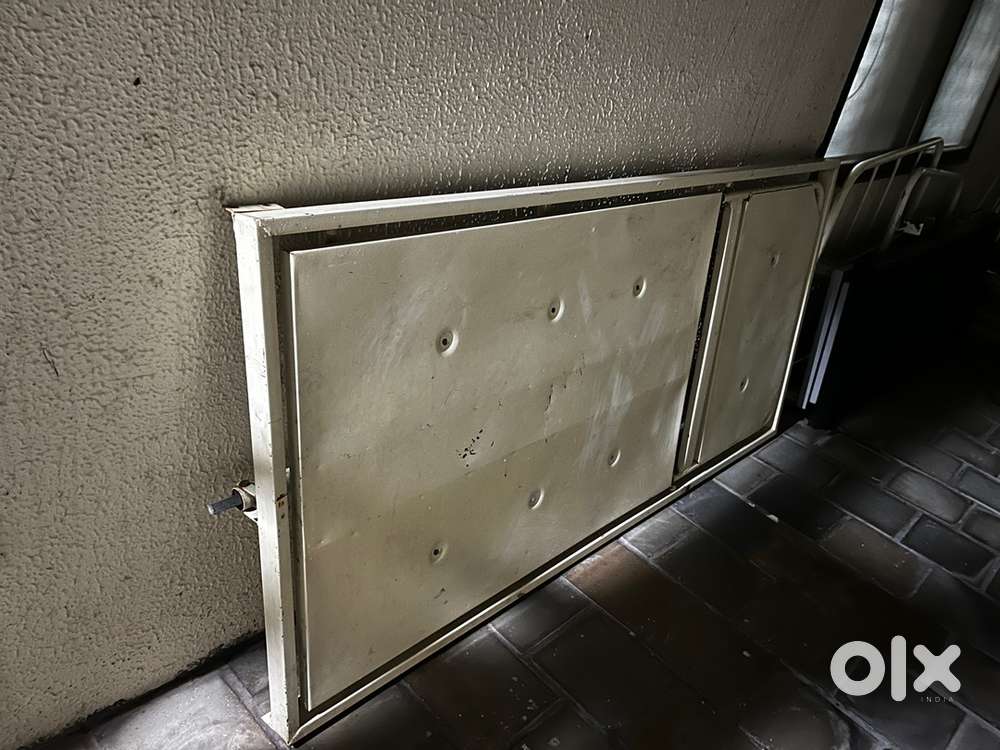 Hospital bed / examination table