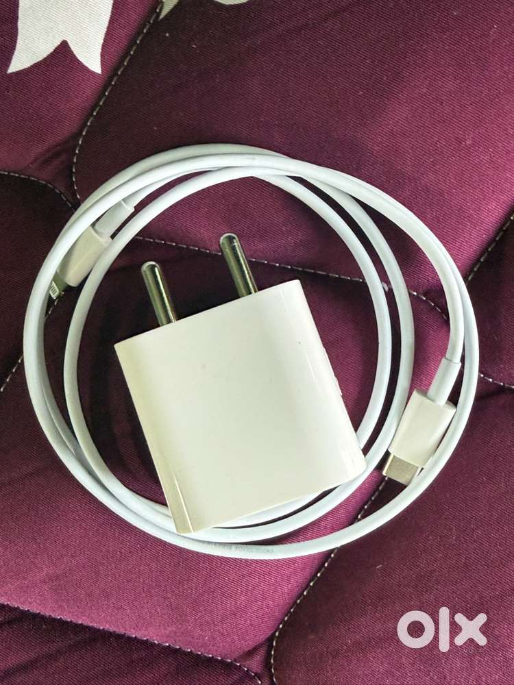 Iphone 20 watts adapter and lighting cable