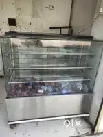 Cake display counter