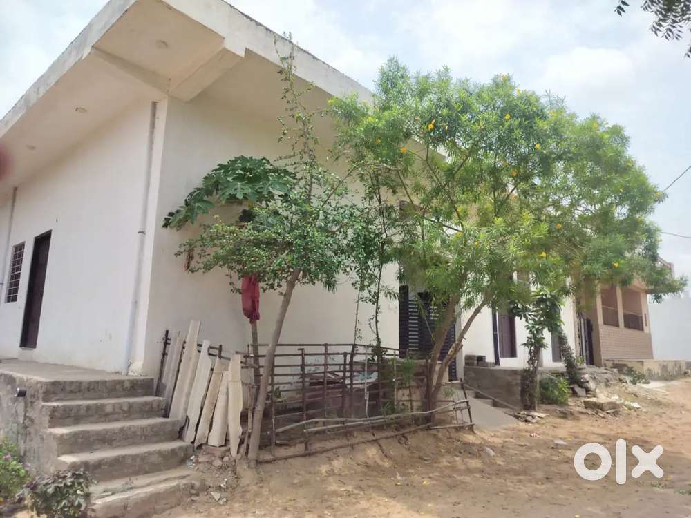 100 feet main road par, corner house