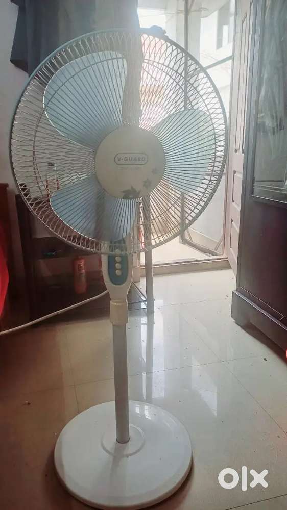 Pedestal fan V GUARD, gas stove