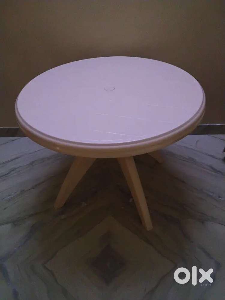 Cello plastic dinning table