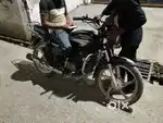 Sandar kandisan me bick Hiro Splendor