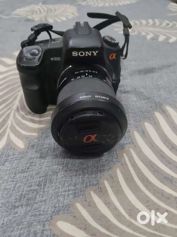 Sony Alpha 200 DSLR-A200K Camera 10.2 MP