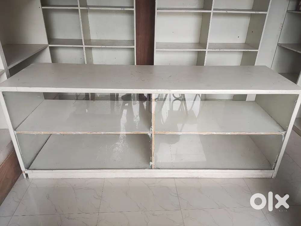 4 Glass Table with Partition