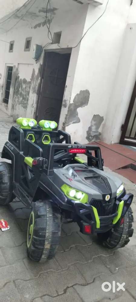 Kid's electronic jeep