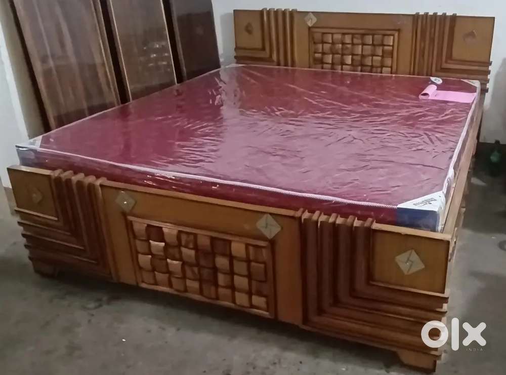 A beautiful king size with head box having size 6/6.5
