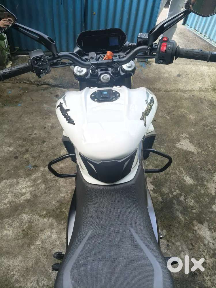 Pulsar 400z model 2024 2500 km chala hai price 180000