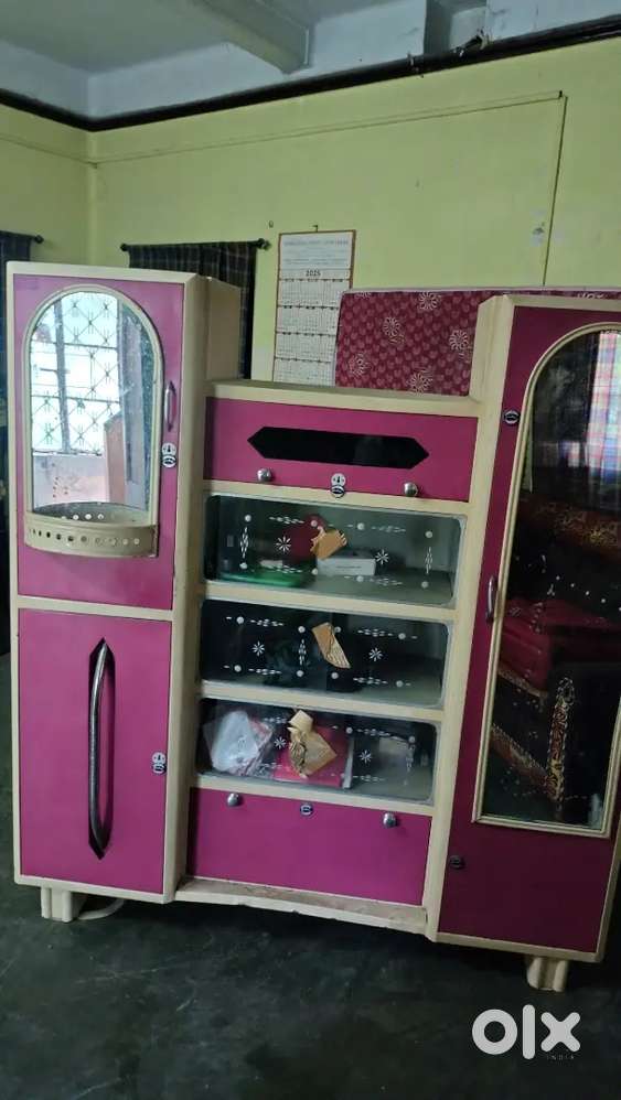 “All household items in excellent condition, DM for details!”.