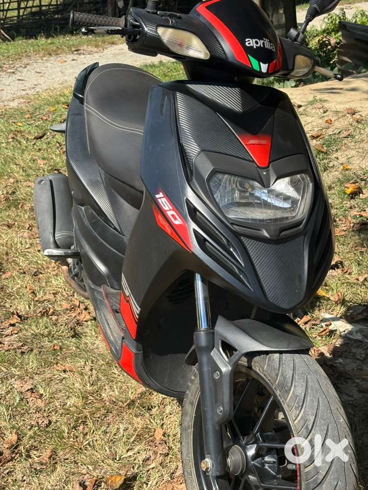 Aprilia SR 150 carbon scooty