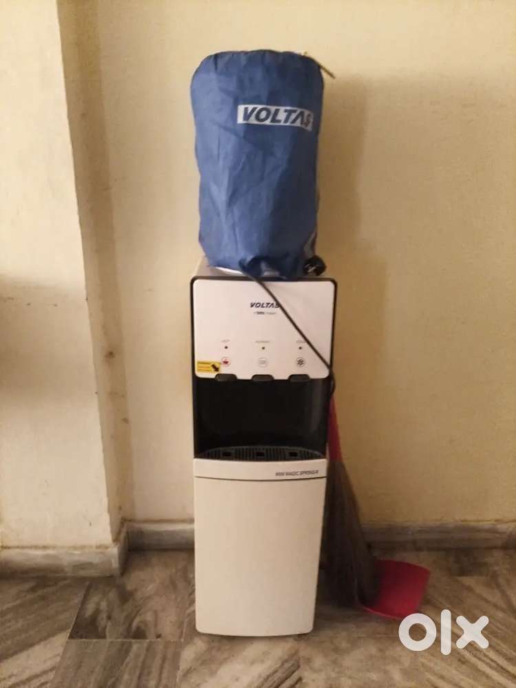 Water dispensar with mini refedgerater