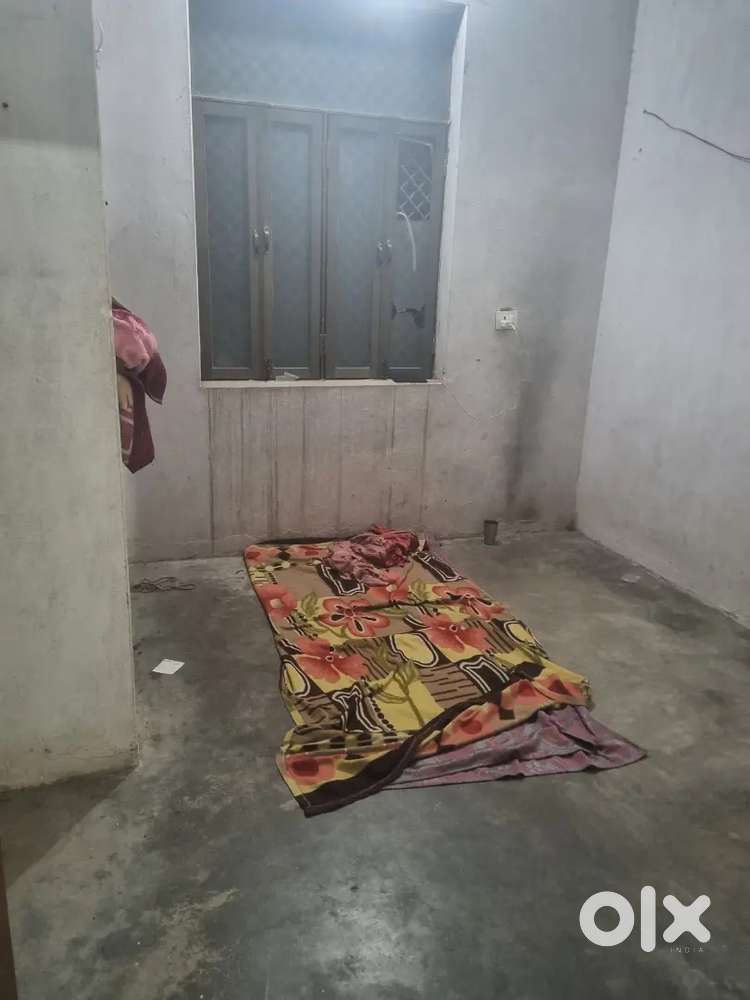 1 room khali  hai