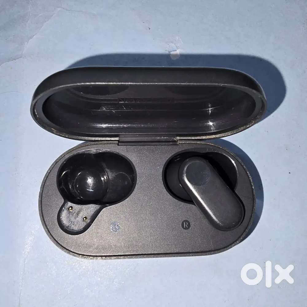 Oneplus earbuds nord 2r charging case and right earbud.