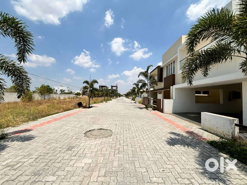 SPACIOUS LIVING AREA COMPOUND WALL 40FEET ROAD