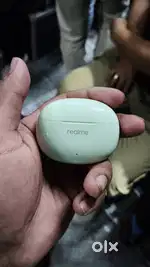 Realme t110