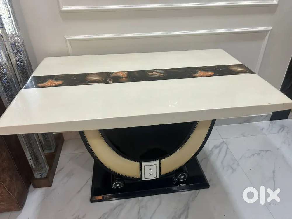 Selling dining table