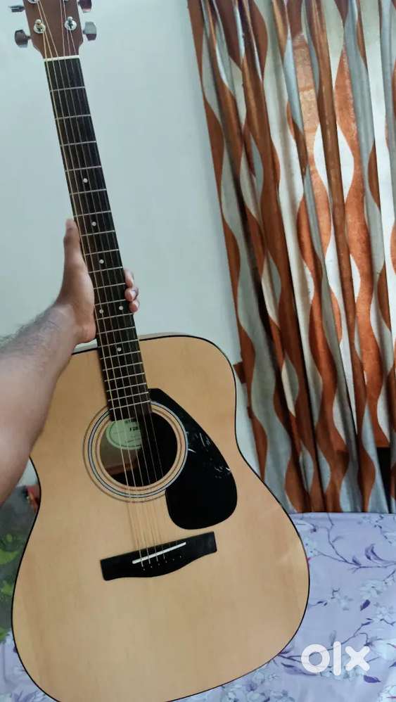 Yamaha F280 Acoustic Guitar